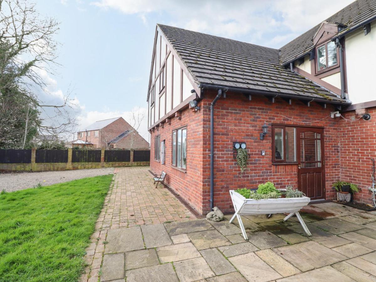 Maesbury Manor Villa Oswestry Exterior foto