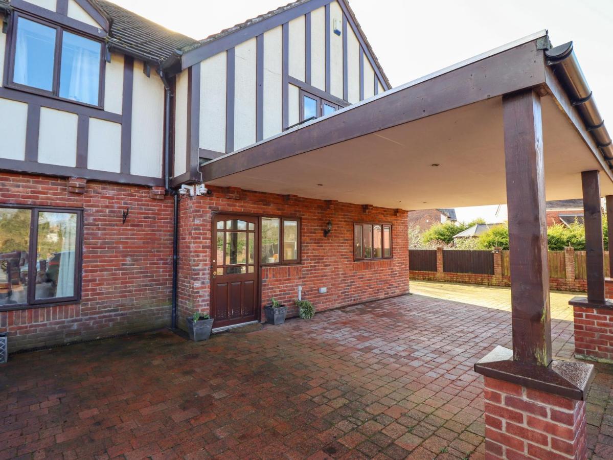 Maesbury Manor Villa Oswestry Exterior foto